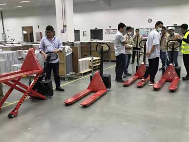 電動高升程搬運車交付使用，感謝廠家羅總親自跟客戶講解操作方法！
